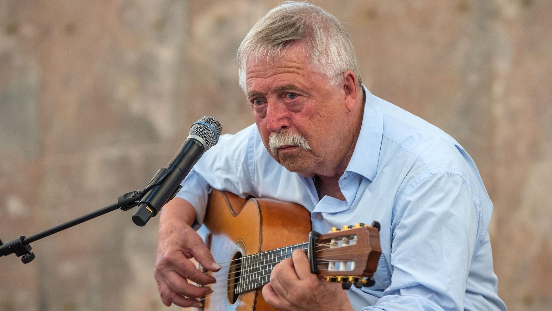 Wolf Biermann spielt in der Paulskirche bei der Verleihung des Goethepreis Gitarre. Aufnahme vom 28.08.2023. 