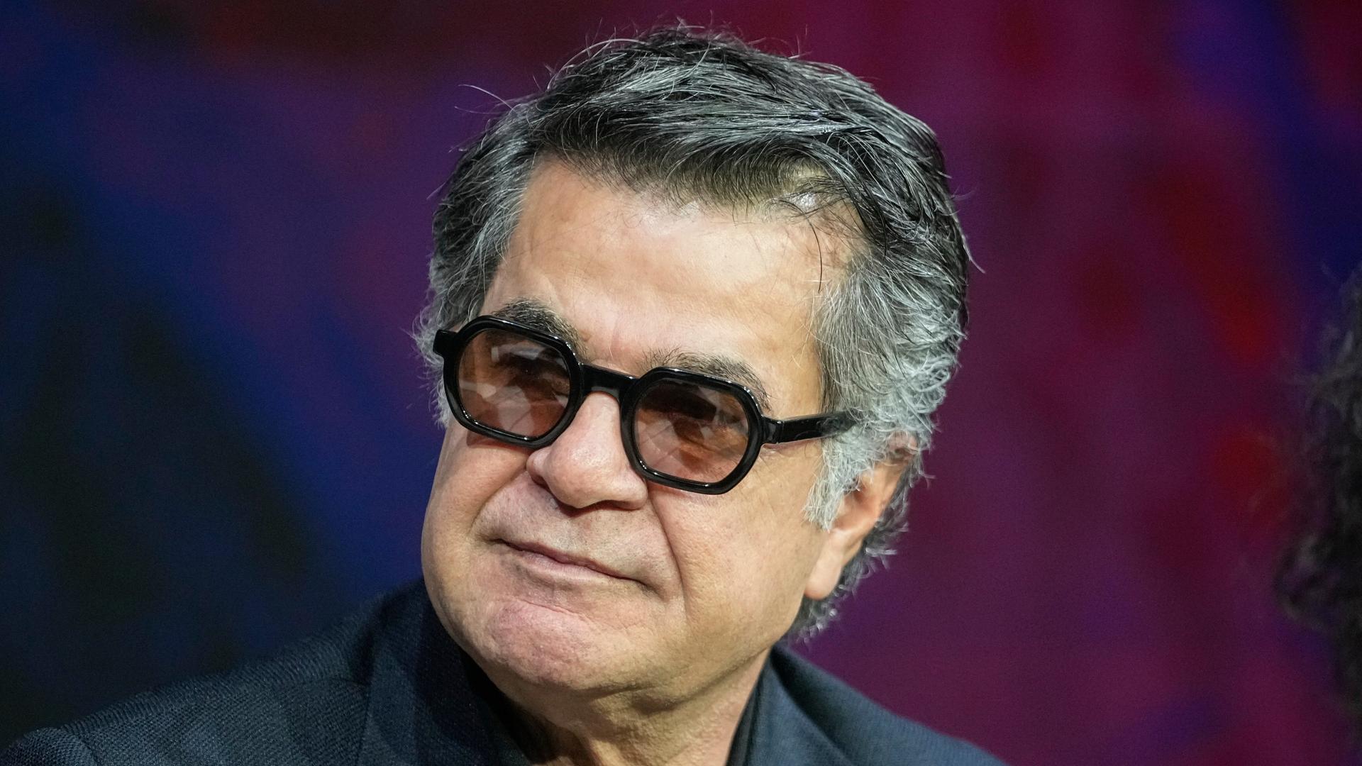 Der iranische Regisseur Jafar Panahi im Porträt mit dunkler Brille. Der iranische Regisseur Jafar Panahi im Porträt mit dunkler Brille.