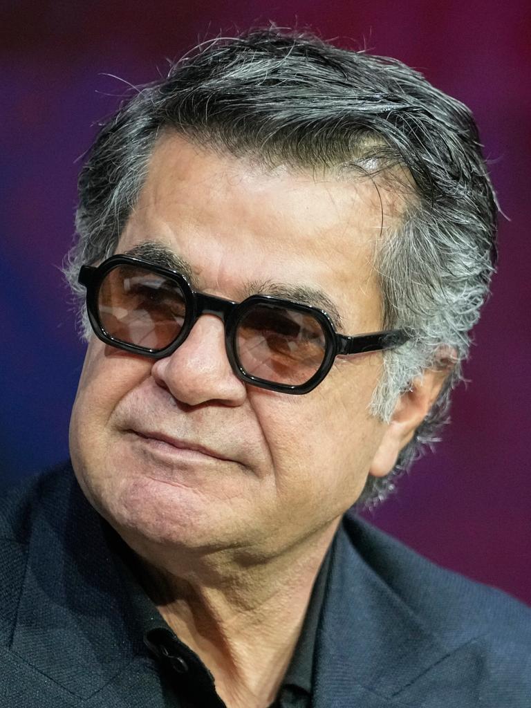 Der iranische Regisseur Jafar Panahi im Porträt mit dunkler Brille. 