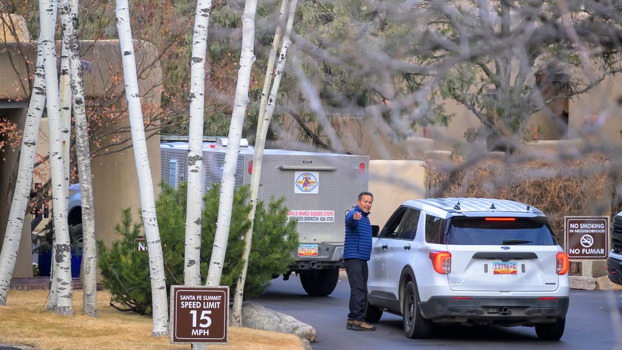 Mitarbeiter des Sheriff-Büros in Santa Fe stehen mit ihrem Auto am Anwesen des US-Schauspielers Gene Hackman Mitarbeiter des Sheriff-Büros in Santa Fe stehen mit ihrem Auto am Anwesen des US-Schauspielers Gene Hackman