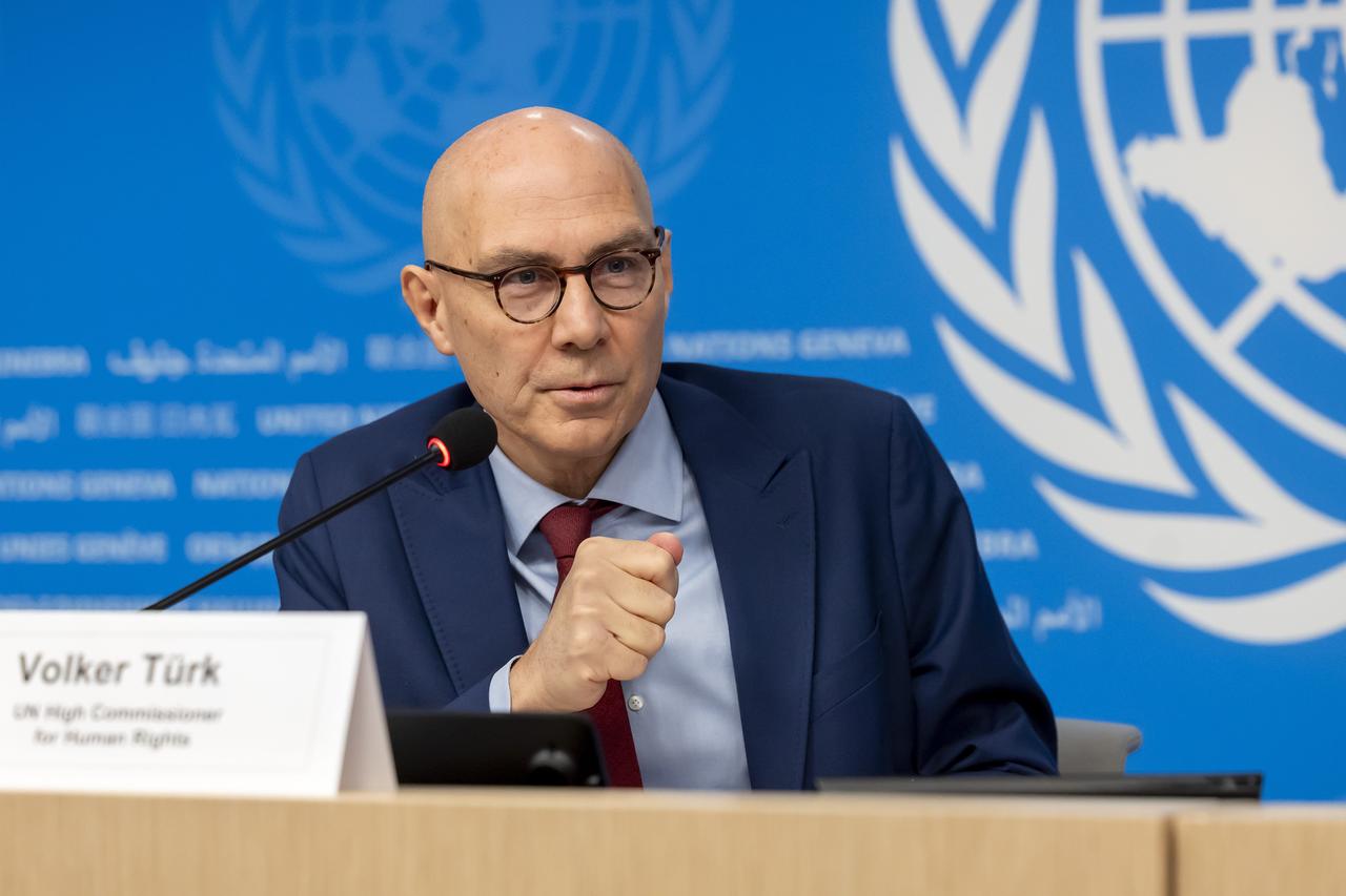 Volker Türk, UNO-Hochkommissar für Menschenrechte, spricht in ein Mikrofon.