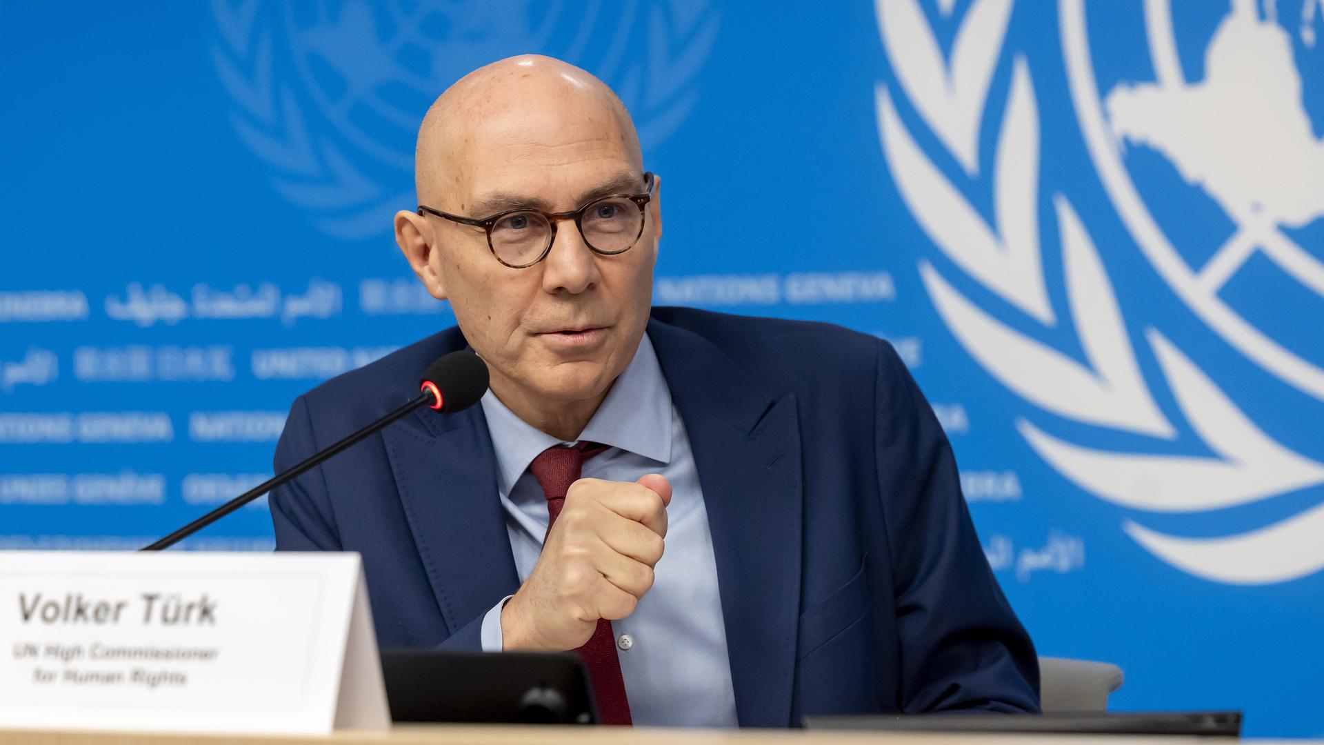 Volker Türk, UNO-Hochkommissar für Menschenrechte, gibt am europäischen Hauptsitz der Vereinten Nationen in Genf seine Jahresend-Pressekonferenz. 