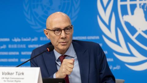Volker Türk, UNO-Hochkommissar für Menschenrechte, gibt am europäischen Hauptsitz der Vereinten Nationen in Genf seine Jahresend-Pressekonferenz. 