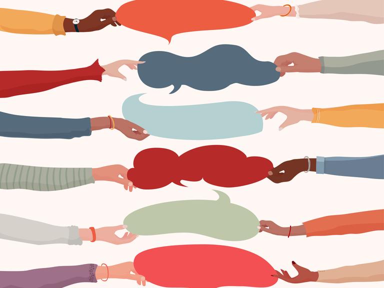 Illustration: Arme und Hände diverser Menschen halten Sprechblasen in unterschiedlichen Farben.