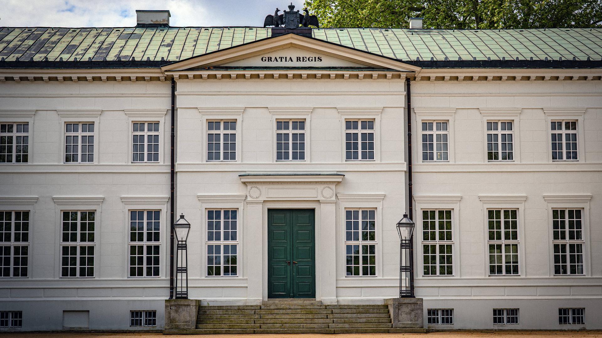 Blick auf das Hauptgebäude von Schloss Neuhardenberg im Bundesland Brandenburg.