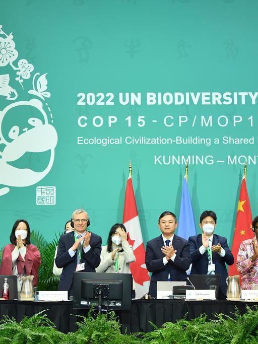 Huang Runqiu (4.v.r.), Präsident der COP15 und Chinas Minister für Ökologie und Umwelt, und Elizabeth Maruma Mrema (2.v.r.), Exekutivsekretärin des UN-Übereinkommens über die biologische Vielfalt, applaudieren nach der Verabschiedung des Kunming-Montreal Global Biodiversity Framework, einer UN-Vereinbarung, die darauf abzielt, den Verlust der biologischen Vielfalt rückgängig zu machen und die Welt auf einen Pfad der Erholung zu bringen, auf der UN-Biodiversitätskonferenz,