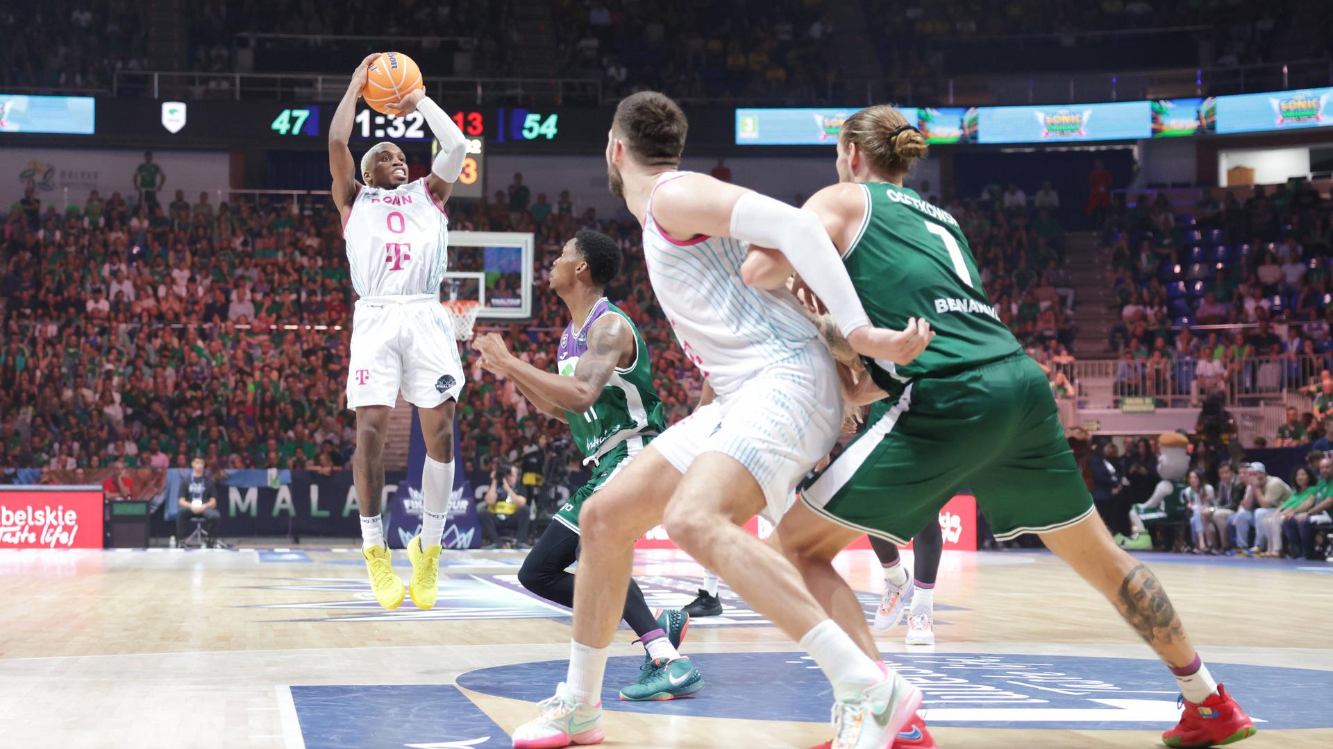 TJ Shorts von den Baskets Bonn wirft im Spiel gegen Malaga auf den Korb. Shorts wurde sowohl in der BBL als auch in der Champions League zum wertvollsten Spieler (MVP) gewählt.