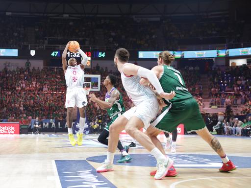 TJ Shorts von den Baskets Bonn wirft im Spiel gegen Malaga auf den Korb. Shorts wurde sowohl in der BBL als auch in der Champions League zum wertvollsten Spieler (MVP) gewählt.