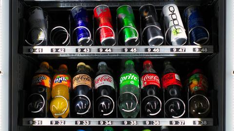 Automat für alkoholfreie Getränke mit Dosen und Flaschen
