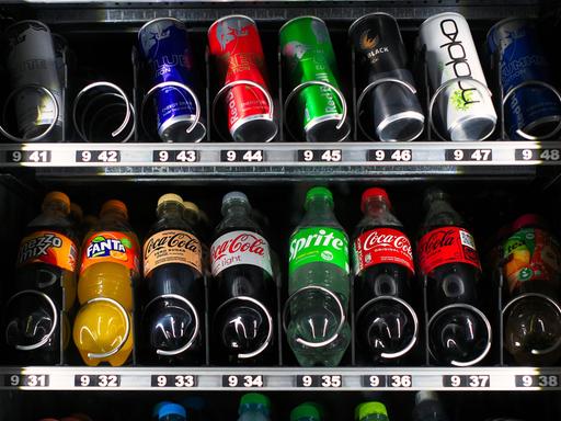 Automat für alkoholfreie Getränke mit Dosen und Flaschen