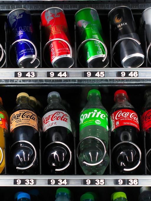 Automat für alkoholfreie Getränke mit Dosen und Flaschen