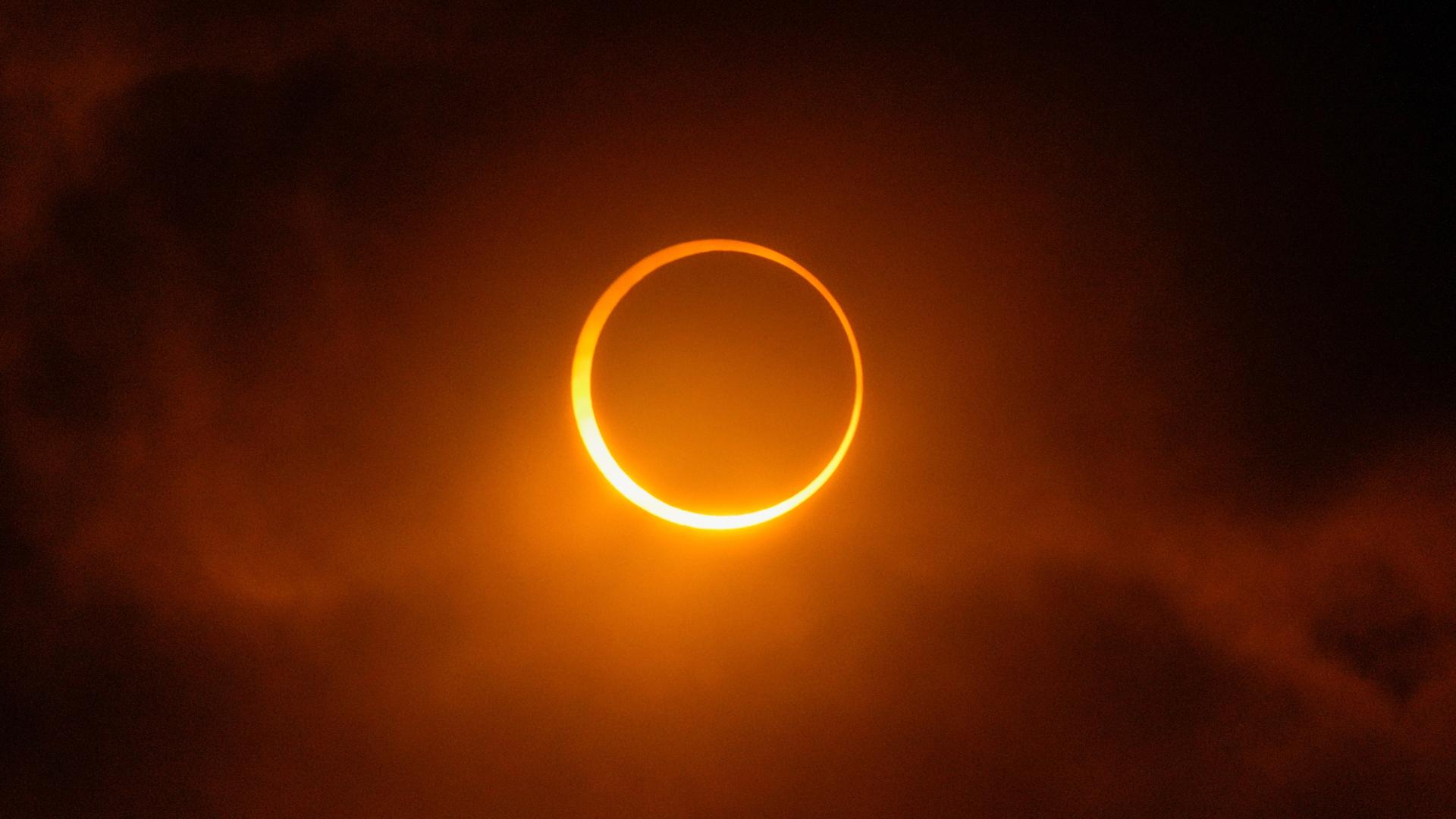 Blick auf die nur noch ringförmig sichtbare Sonne, aufgenommen in Puerto San Julian in Argentinien