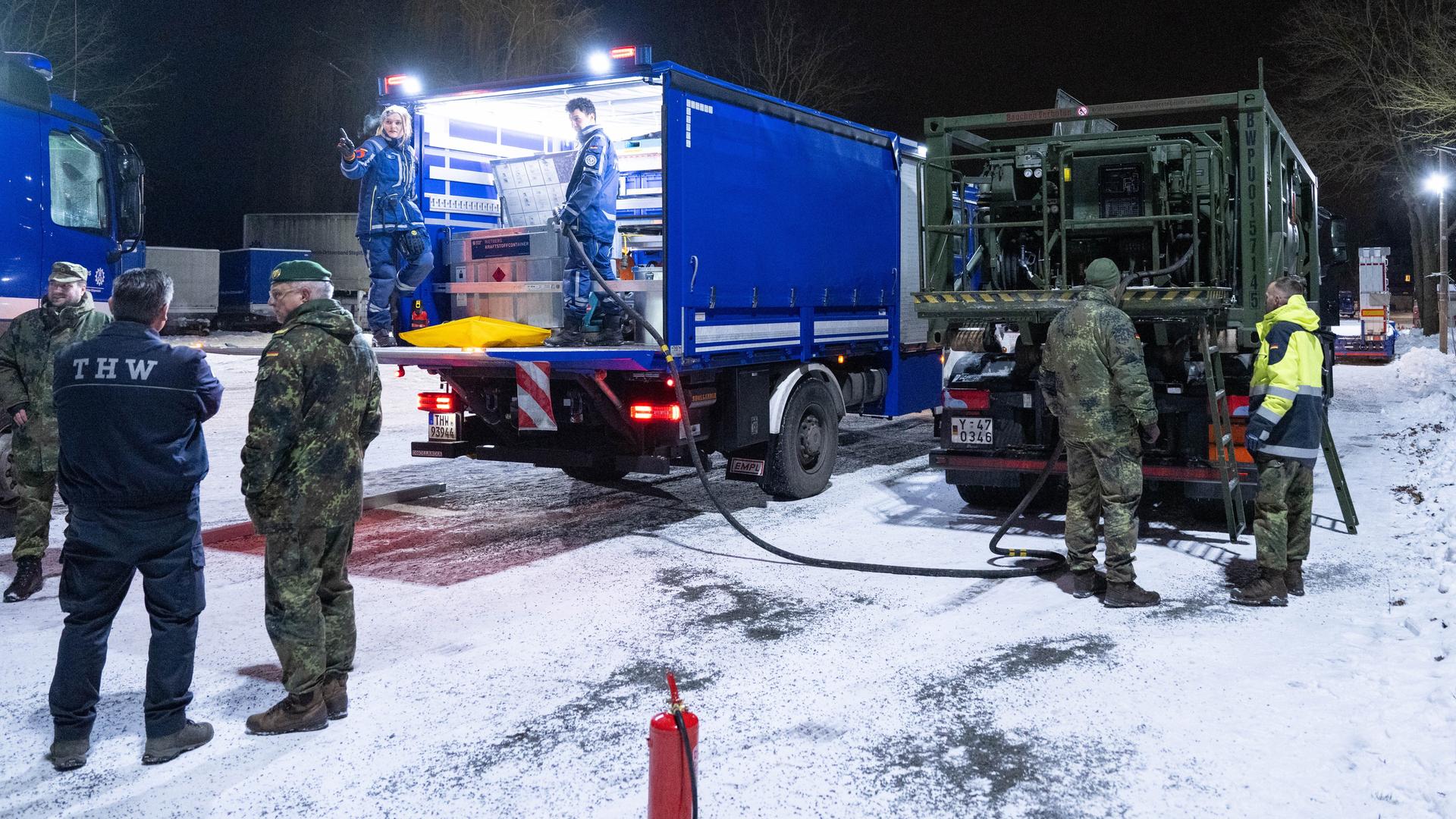 Ein Kraftstoffcontainer vom Technischen Hilfswerk THW wird auf einem Betriebshof vom THW von einem Tankwagen der Bundeswehr getankt.