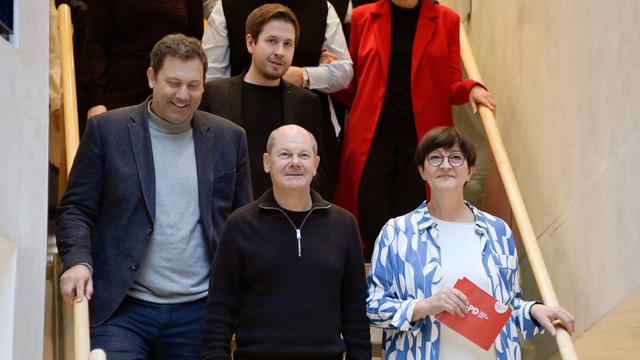 Die Politiker Lars Klingbeil, Kevin Kühnert, Olaf Scholz und Saskia Esken beim Pressetermin zur Klausur der SPD-Spitze zum Jahresauftakt im Willy-Brandt-Haus.