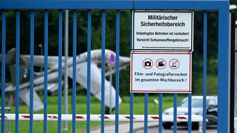 Köln: Schilder hängen am Eingang zur Luftwaffenkaserne in Wahn. 