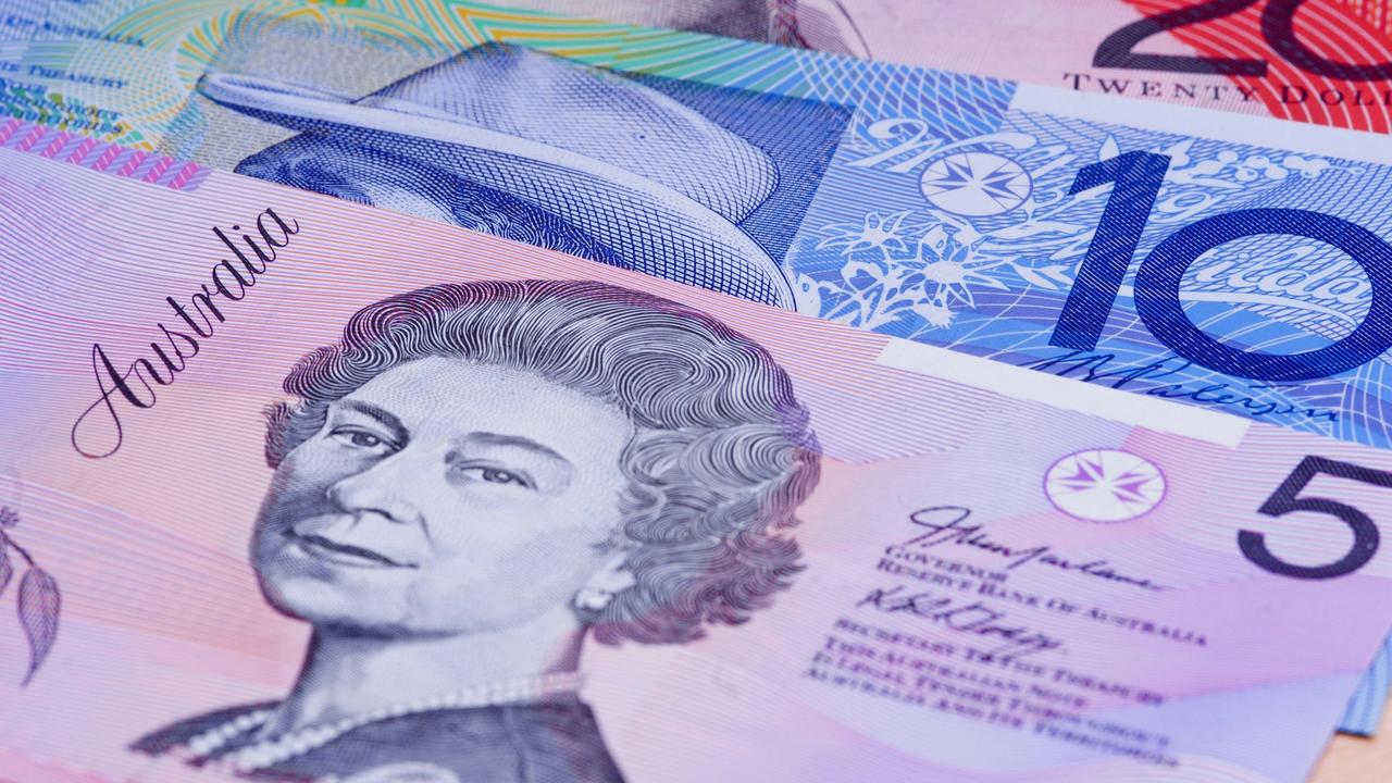 Das Foto zeigt australische Dollarscheine verschiedener Werte aufeinandergelegt.