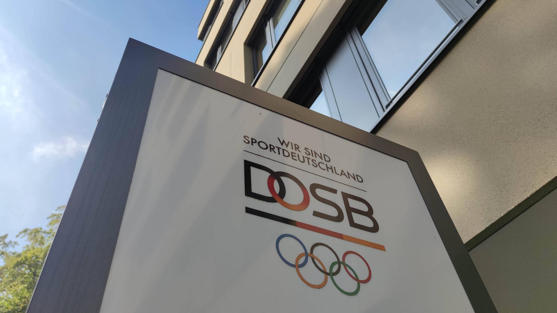 Das Logo des DOSB auf einem Schild vor der Zentrale in Frankfurt am Main.