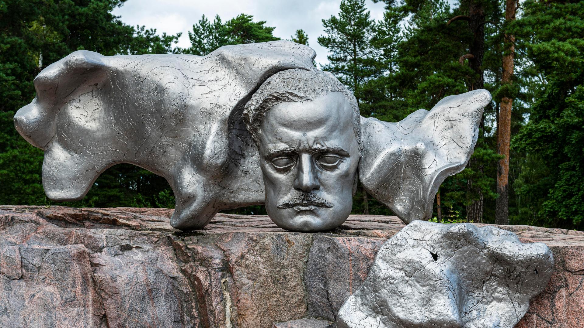 Wir sehen eine Statue des finnischen Komponisten Jean Sibelius