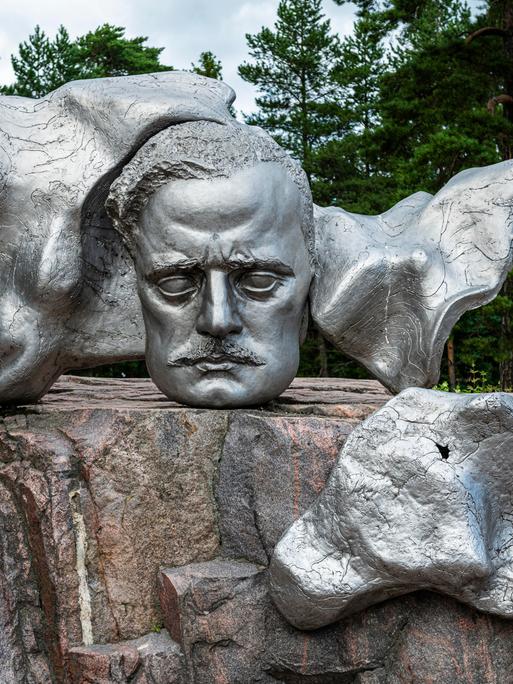 Wir sehen eine Statue des finnischen Komponisten Jean Sibelius