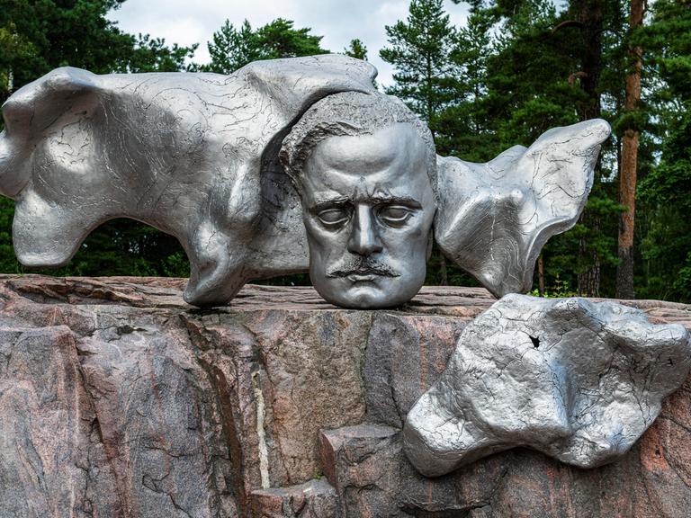 Wir sehen eine Statue des finnischen Komponisten Jean Sibelius