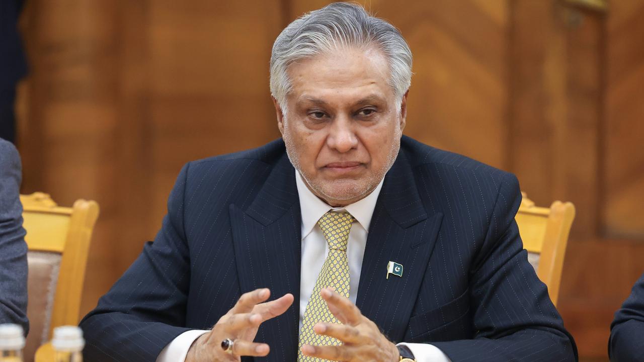 Der pakistanische Außenminister Ishaq Dar sitzt an einem Tisch und gestikuliert.