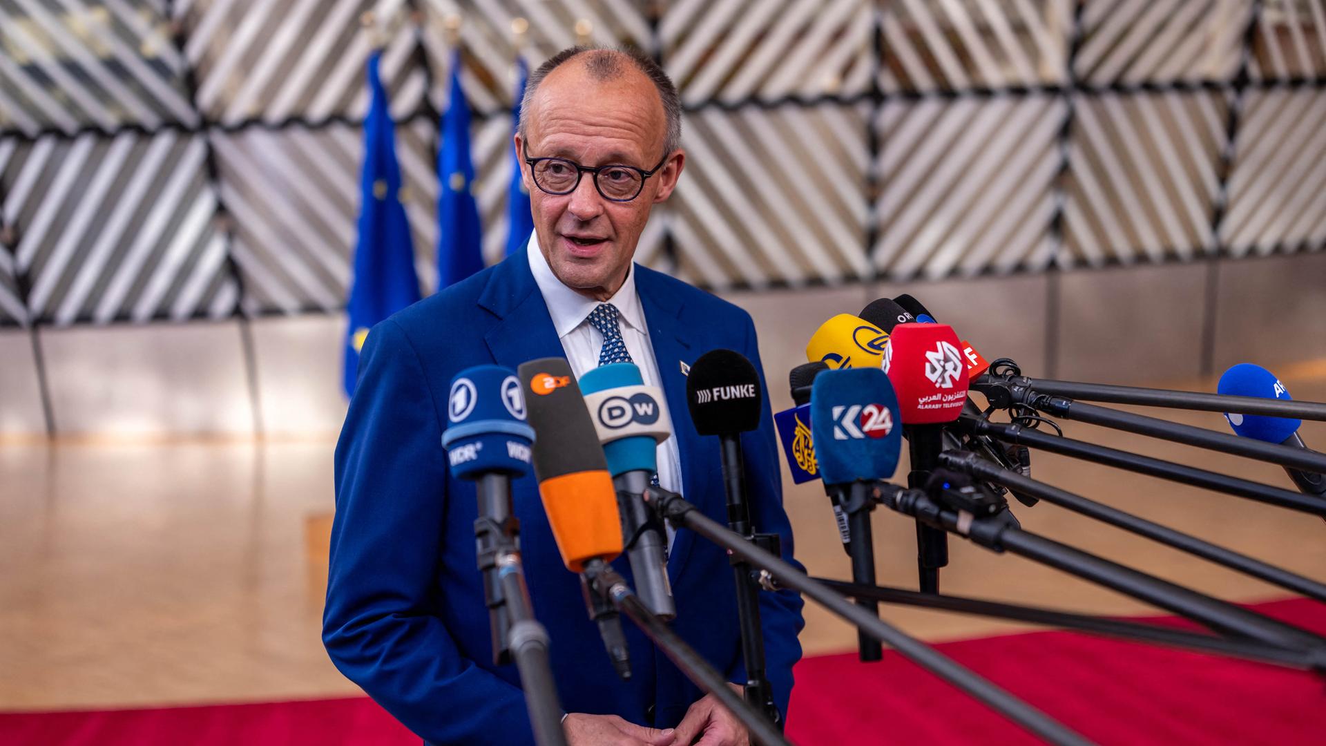 Bundeskanzler Friedrich Merz (CDU) gibt vor dem EU-Gipfel ein Pressestatement ab.