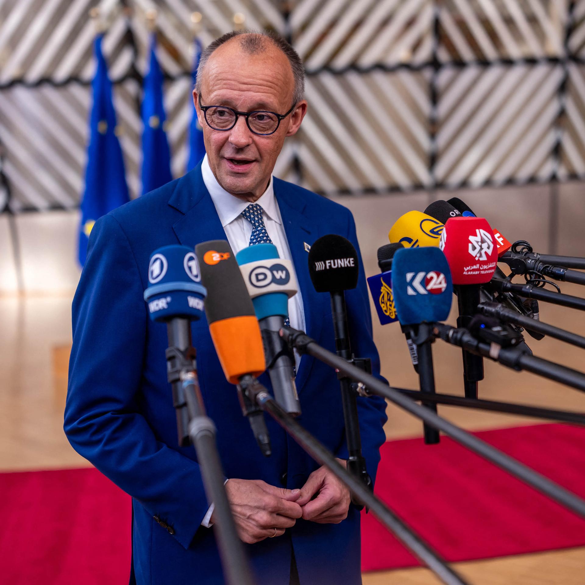 Bundeskanzler Friedrich Merz (CDU) gibt vor dem EU-Gipfel ein Pressestatement ab.