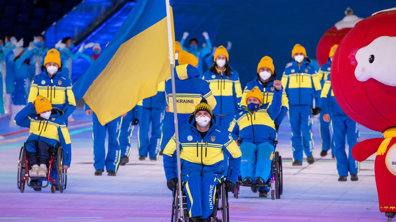 Maksym Yarovyi, Fahnenträger der Ukraine, zieht mit der Mannschaft aus der Ukraine bei der Eröffnungsfeier der Paralympics in das Stadion ein.