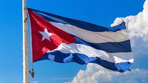 Die Nationalfahne von Kuba flattert im Wind.