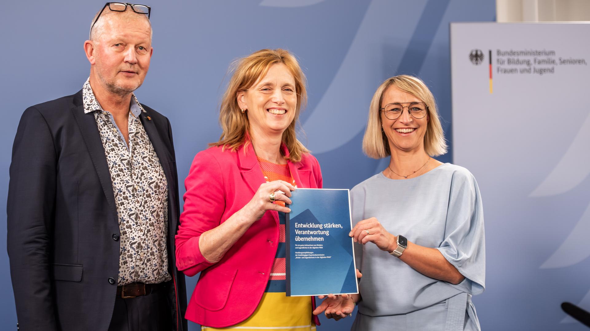 Bildungsministerin Karin Prien nimmt von den Vorsitzenden der Expertenkommission "Kinder- und Jugendschutz in der digitalen Welt" Nadine Schön und Olaf Köller ein Empfehlungspapier der Kommission an die Bundesregierung entgegen.