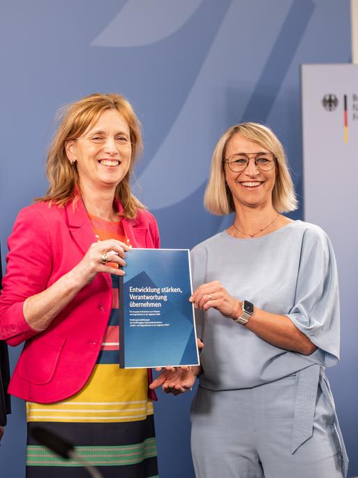 Bildungsministerin Karin Prien nimmt von den Vorsitzenden der Expertenkommission "Kinder- und Jugendschutz in der digitalen Welt" Nadine Schön und Olaf Köller ein Empfehlungspapier der Kommission an die Bundesregierung entgegen. Bildungsministerin Karin Prien nimmt von den Vorsitzenden der Expertenkommission "Kinder- und Jugendschutz in der digitalen Welt" Nadine Schön und Olaf Köller ein Empfehlungspapier der Kommission an die Bundesregierung entgegen.