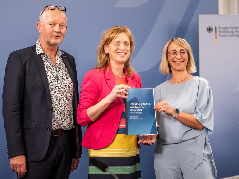 Bildungsministerin Karin Prien nimmt von den Vorsitzenden der Expertenkommission "Kinder- und Jugendschutz in der digitalen Welt" Nadine Schön und Olaf Köller ein Empfehlungspapier der Kommission an die Bundesregierung entgegen. Bildungsministerin Karin Prien nimmt von den Vorsitzenden der Expertenkommission "Kinder- und Jugendschutz in der digitalen Welt" Nadine Schön und Olaf Köller ein Empfehlungspapier der Kommission an die Bundesregierung entgegen.