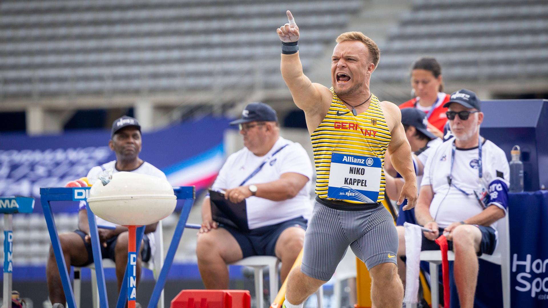 Frankreich, Paris: World Para Athletics Championships 2023: Niko Kappel zeigt euphorisch mit seinem rechten Zeigefinger nach oben. Frankreich, Paris: World Para Athletics Championships 2023: Niko Kappel zeigt euphorisch mit seinem rechten Zeigefinger nach oben.
