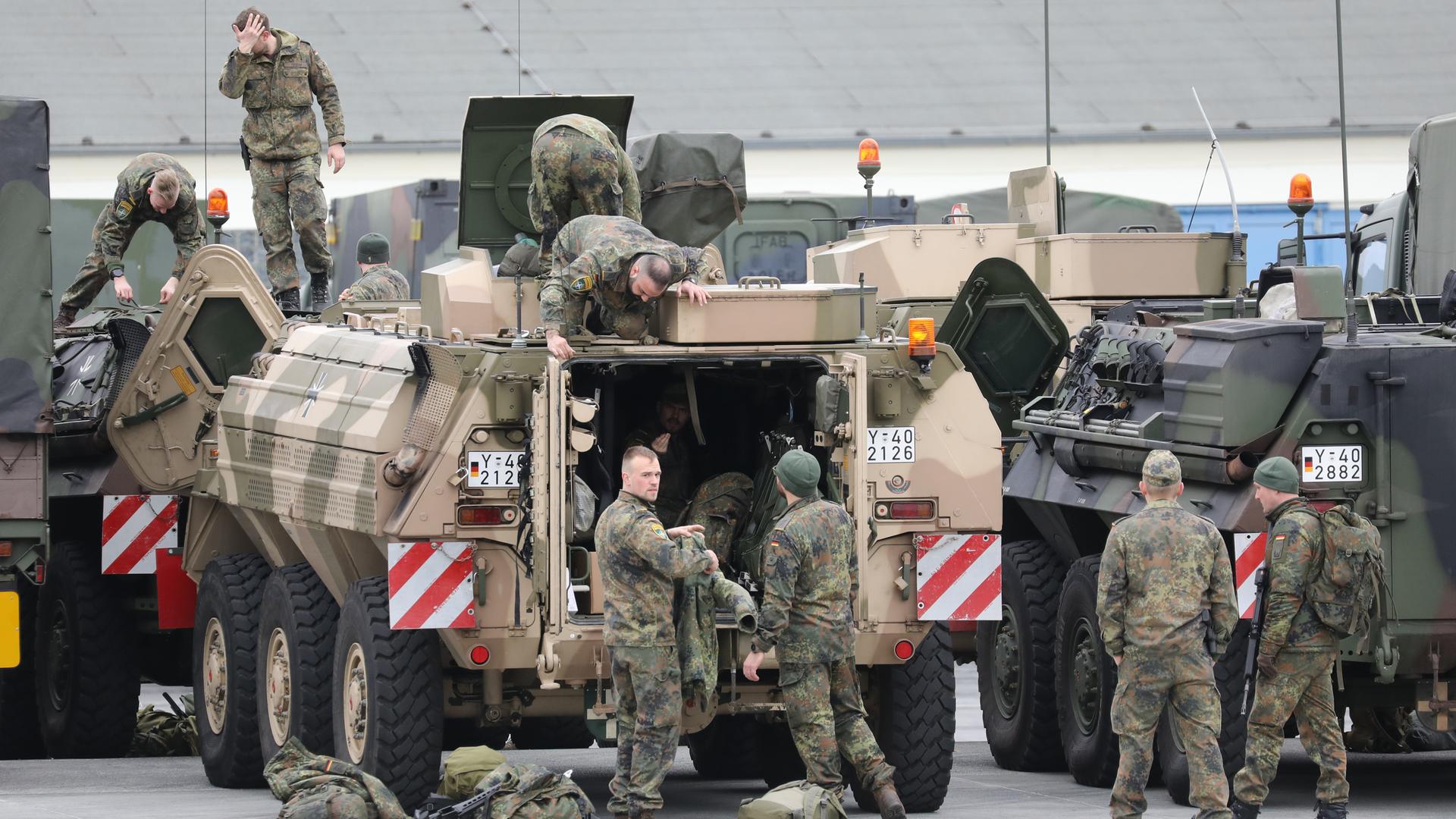 Bundeswehrsoldaten sammeln sich an der Greifenkaserne auf dem Truppenübungsplatz Jägerbrück zur Weiterfahrt nach Litauen über Polen. Bundeswehrsoldaten sammeln sich an der Greifenkaserne auf dem Truppenübungsplatz Jägerbrück zur Weiterfahrt nach Litauen über Polen.