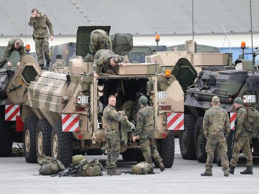 Bundeswehrsoldaten sammeln sich an der Greifenkaserne auf dem Truppenübungsplatz Jägerbrück zur Weiterfahrt nach Litauen über Polen. 