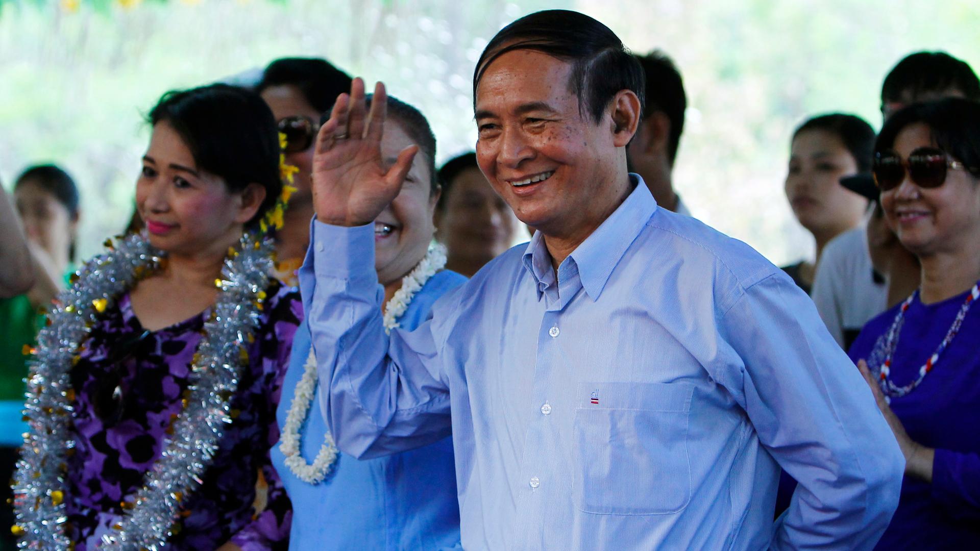 Win Myint, Präsident von Myanmar, tanzt am letzten Tag des Neujahrsfestes Thingyan. 