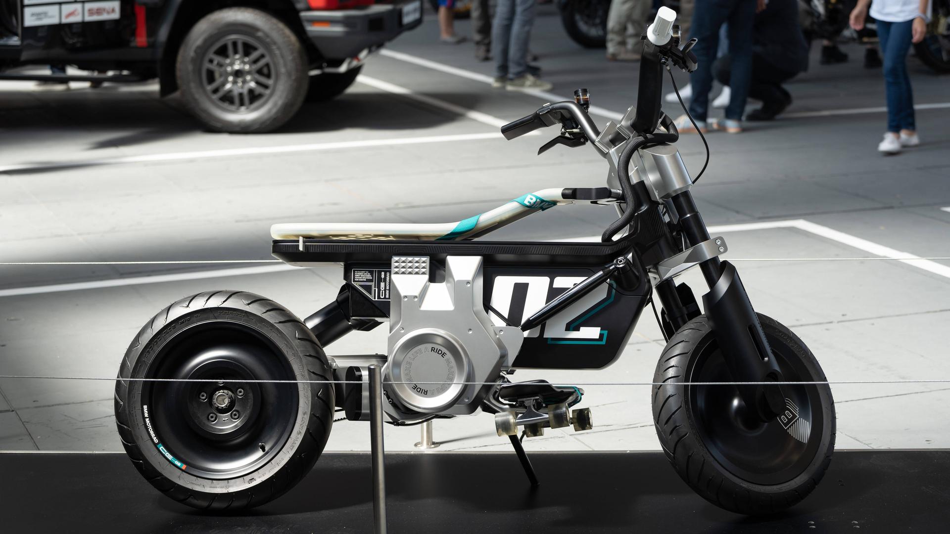Ein Elektromotorrad steht auf einer Automobilmesse im Ausstellungsraum.