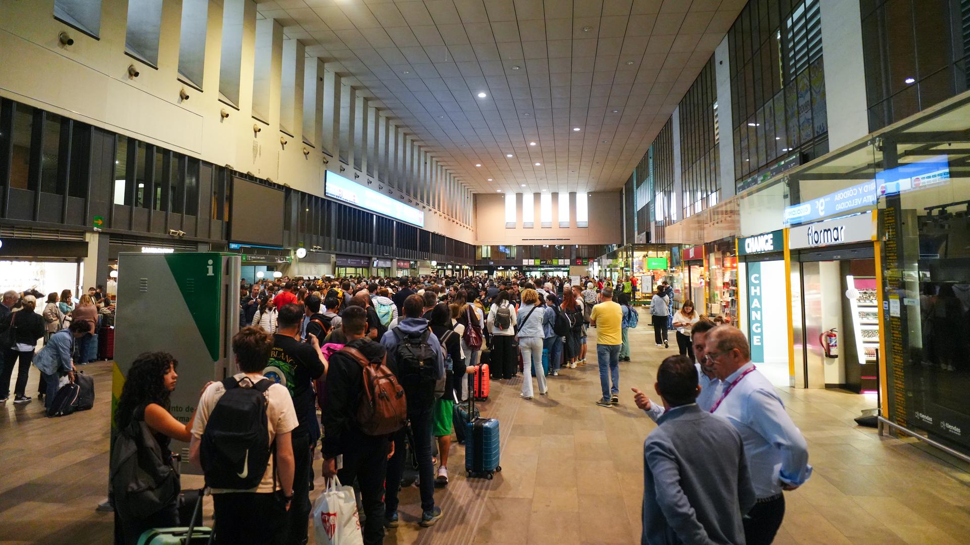 Zahlreiche Menschen warten am Bahnhof Santa Justa in Sevilla am Tag nach dem großflächigen Stromausfall. Die Türen des Bahnhofs Santa Justa werden geöffnet. Zahlreiche Menschen warten am Bahnhof Santa Justa in Sevilla am Tag nach dem großflächigen Stromausfall. Die Türen des Bahnhofs Santa Justa werden geöffnet.