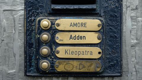 Ein Klingelschild mit den Namen: Amore, Adden, Kleopatra