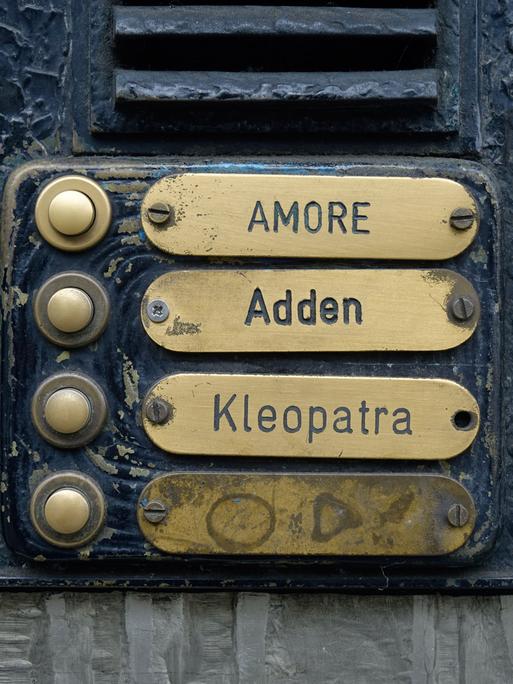 Ein Klingelschild mit den Namen: Amore, Adden, Kleopatra