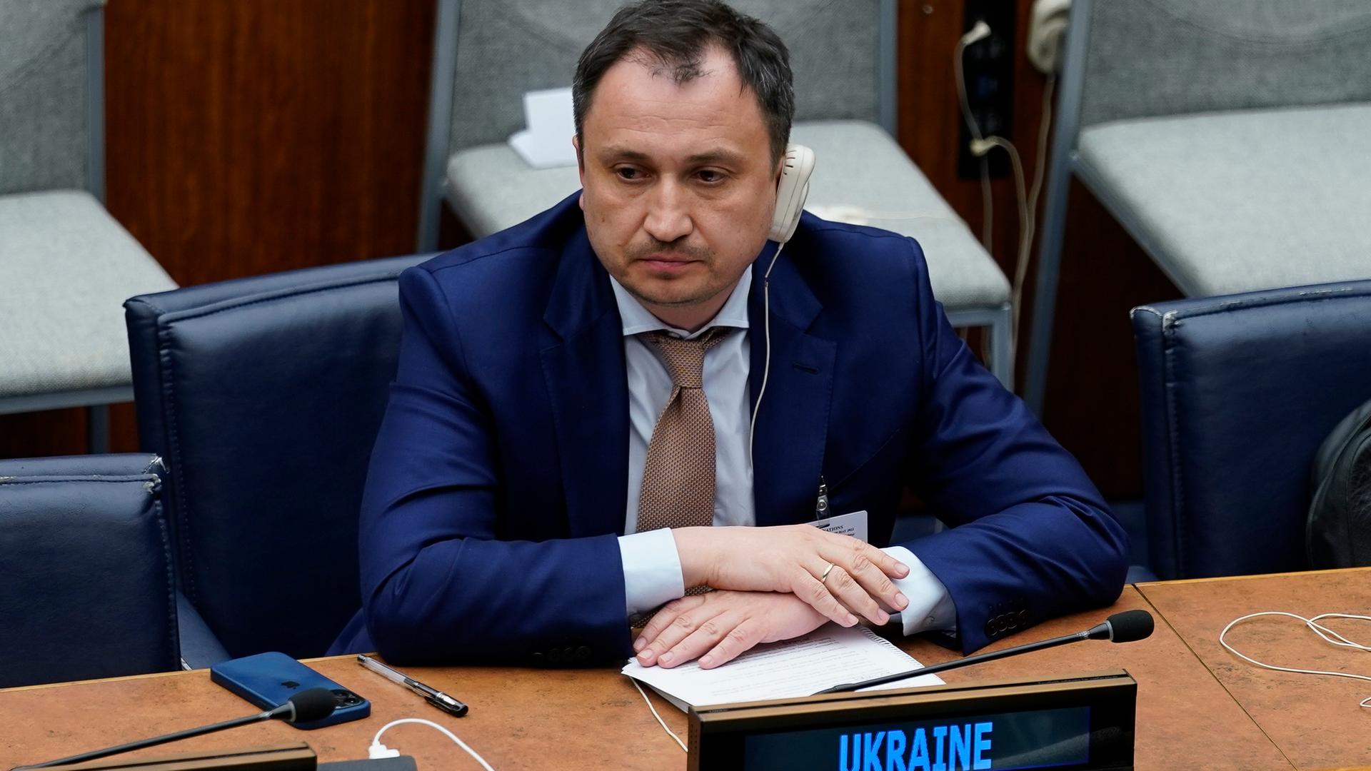 Mykola Solsky, der ukrainische Landwirtschaftsminister sitzt bei einer internationalen Versammlung an einem Tisch. Er trägt ein Headset.