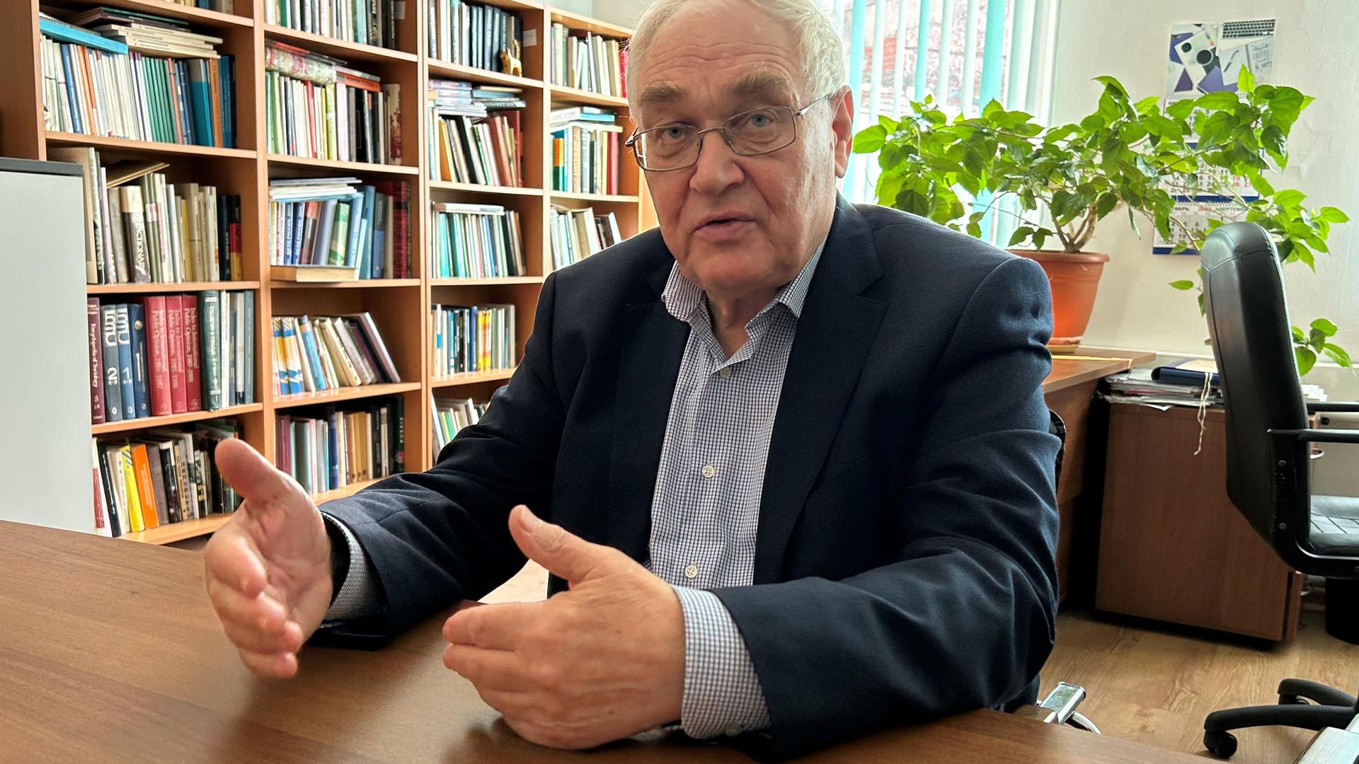 Lev Gudkow, russischer Soziologe, sitzt in seinem Moskauer Büro.