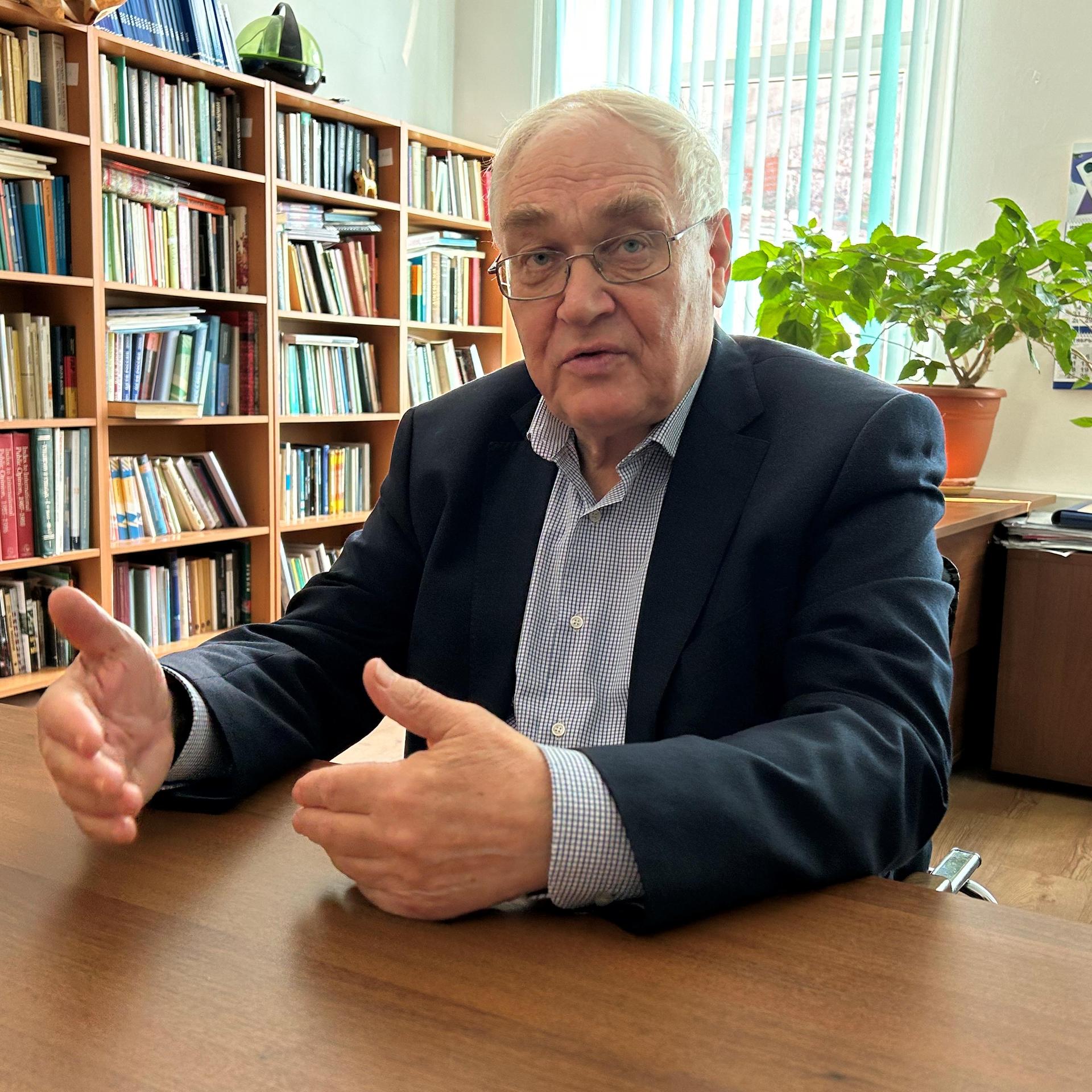 Lew Gudkow, russischer Soziologe, sitzt in seinem Moskauer Büro.