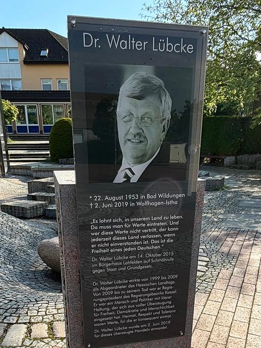 Blick auf den Gedenkstein für den ermordeten CDU-Politiker Walter Lübcke auf dem Dr.-Walter-Lübcke-Platz. 