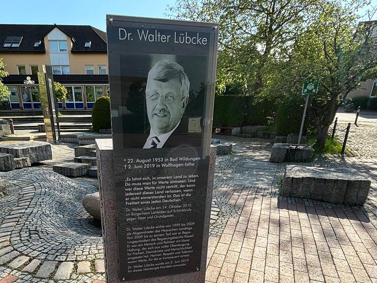 Blick auf den Gedenkstein für den ermordeten CDU-Politiker Walter Lübcke auf dem Dr.-Walter-Lübcke-Platz. 