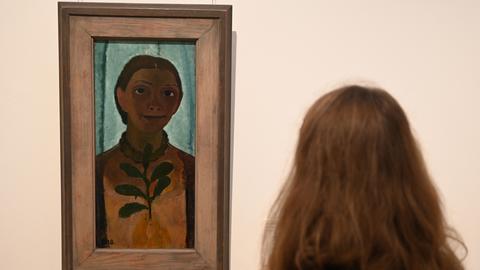 Eine Mitarbeiterin des Paula Modersohn-Becker Museums schaut sich das Bild "Selbstbildnis mit Kamelienzweig", 1906/07, von Paula Modersohn-Becker an. 