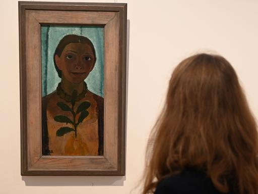 Eine Mitarbeiterin des Paula Modersohn-Becker Museums schaut sich das Bild "Selbstbildnis mit Kamelienzweig", 1906/07, von Paula Modersohn-Becker an. 