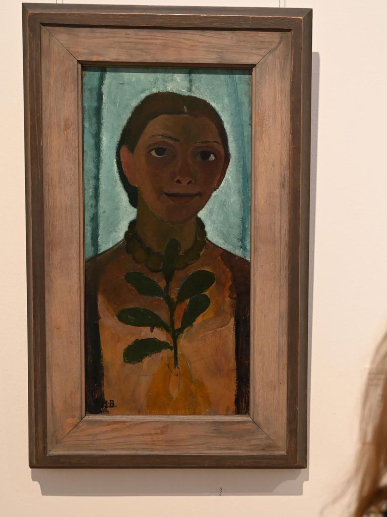 Eine Mitarbeiterin des Paula Modersohn-Becker Museums schaut sich das Bild "Selbstbildnis mit Kamelienzweig", 1906/07, von Paula Modersohn-Becker an. 