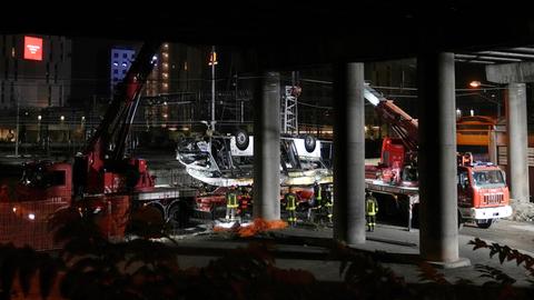Italien, Mestre: Italienische Feuerwehrleute arbeiten nach einem Busunglück an der Unfallstelle.