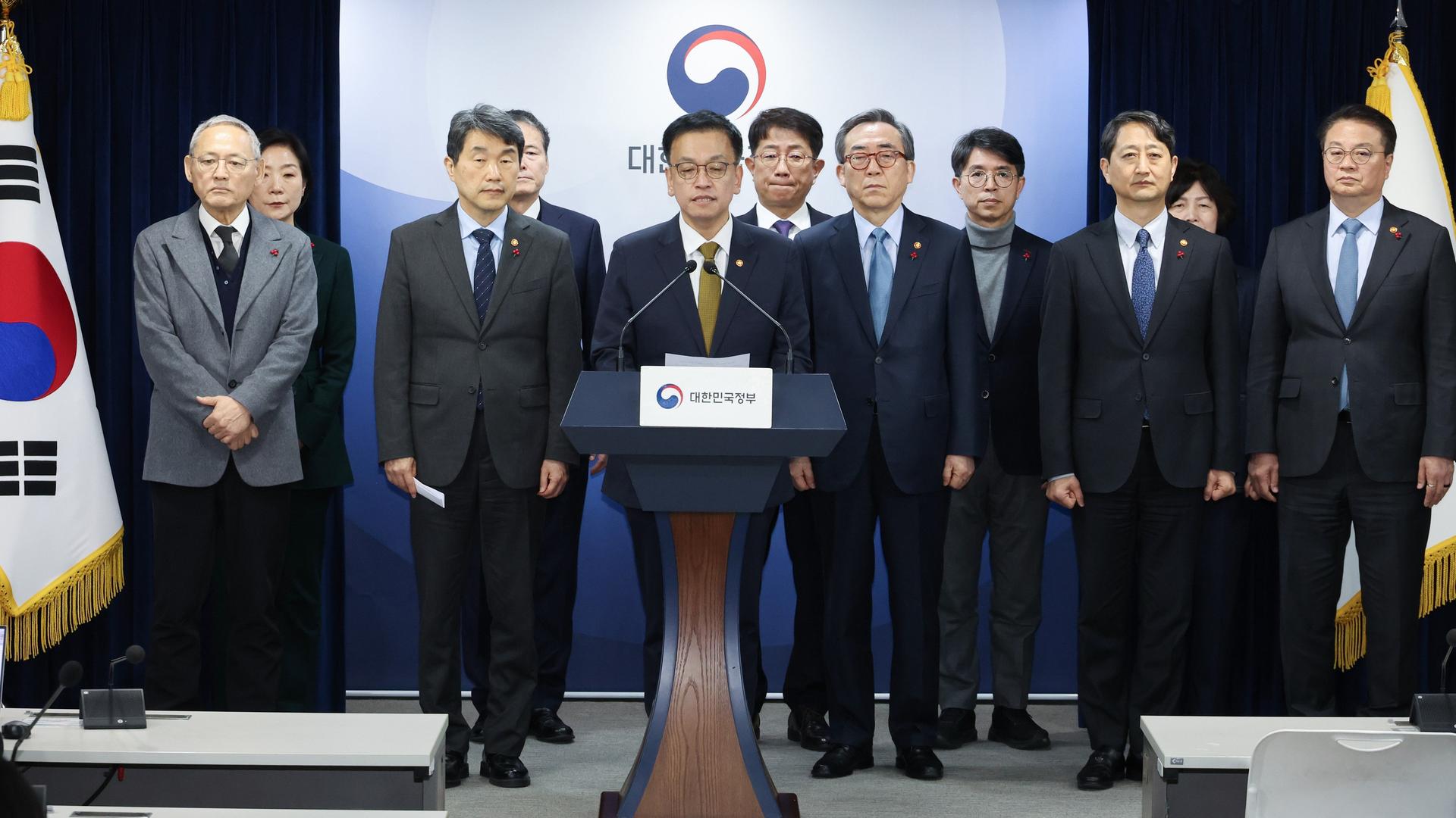 Der neue Übergangspräsident Südkoreas, der bisherige Finanzminister Choi Sang Mok, gibt eine Pressekonferenz im Kreise der anderen Minister